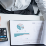 A tributação de aluguéis altera a elasticidade dos preços ao mudar oferta e procura no mercado, explica Alex Nabuco dos Santos.