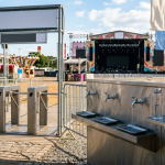 Novas regras para ingressos e água em eventos mudam a experiência do público no Brasil