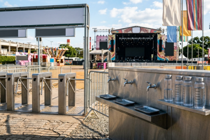 Novas regras para ingressos e água em eventos mudam a experiência do público no Brasil