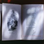 Livro antigo aberto exibe páginas com ilustrações e versos, em composição que remete à literatura popular.