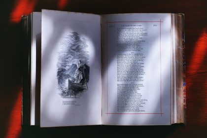Livro antigo aberto exibe páginas com ilustrações e versos, em composição que remete à literatura popular.