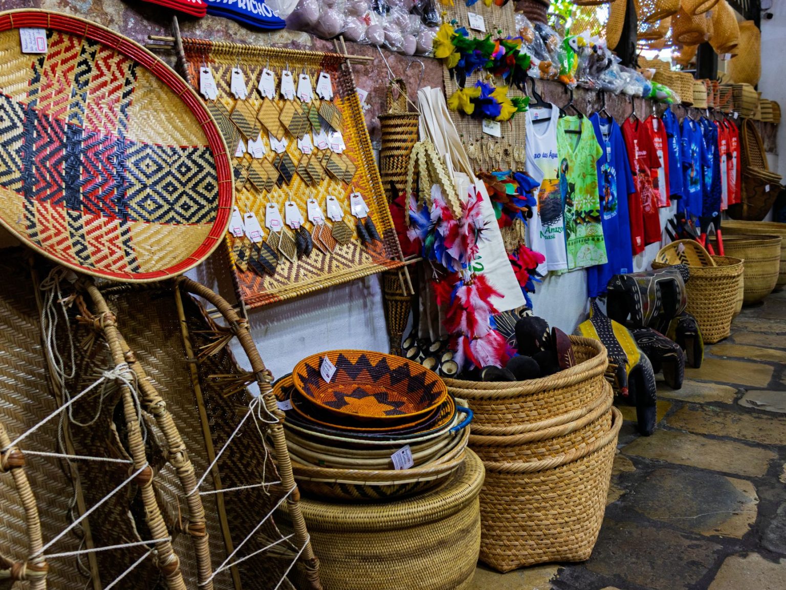 Artesanatos feitos à mão expostos em uma banca de mercado no Amazonas, no Brasil.