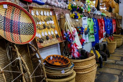 Artesanatos feitos à mão expostos em uma banca de mercado no Amazonas, no Brasil.